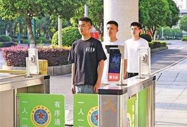该校请假学员通过人脸识别系统刷脸登记,有序外出。刘启航摄