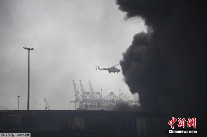 据外媒26日报道,伊朗阿巴斯港港口发生的爆炸已造成逾400人受伤。据此前报道,当地时间26日,伊朗南部阿巴斯港港口发生严重爆炸和火灾。图为当地时间2025年4月26日,伊朗阿巴斯港发生爆炸,烟雾弥漫。 据外媒26日报道,伊朗阿巴斯港港口发生的爆炸已造成逾400人受伤。据此前报道,当地时间26日,伊朗南部阿巴斯港港口发生严重爆炸和火灾。图为当地时间2025年4月26日,伊朗阿巴斯港发生爆炸,烟雾弥漫。