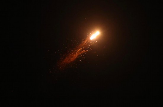 6月19日凌晨，在以色列特拉维夫，防空系统发射拦截弹拦截来袭的导弹。18日晚，伊朗宣布对以色列发起“真实承诺-3”行动的第十二轮打击，并向以色列发射“泥石”弹道导弹。新华社发（贾马尔·阿瓦德摄）