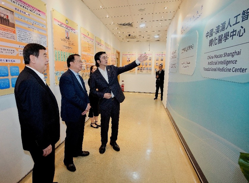 中国—澳沪人工智能转化医学中心主任何耀(右一)介绍中心概况。澳门科技大学供图