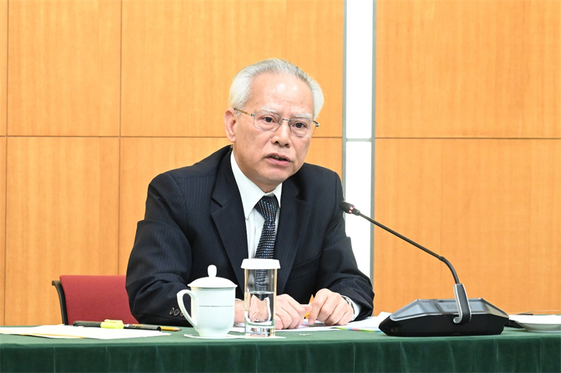 图为岑浩辉会见传媒并回答记者提问。(澳门特区政府新闻局供图)