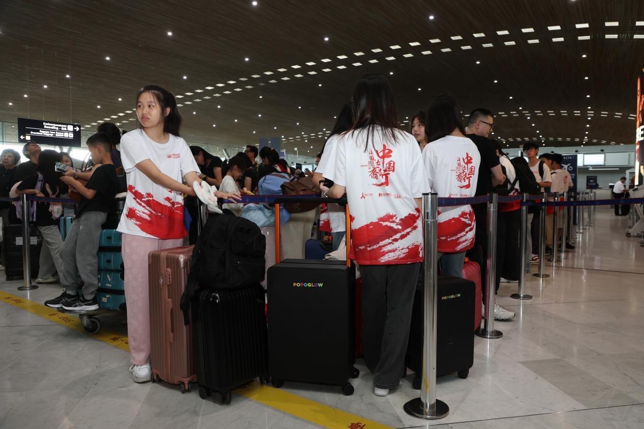 “2025法国百名华裔中国行”首批成员在巴黎戴高乐机场T2E航站楼等待值机。欧洲时报供图