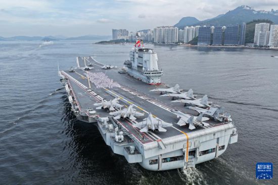 7月3日,中国海军山东舰航母编队抵达香港。这是山东舰官兵在飞行甲板上列队排出“国安家好”字样(无人机照片)。新华社发(蒲海洋 摄)