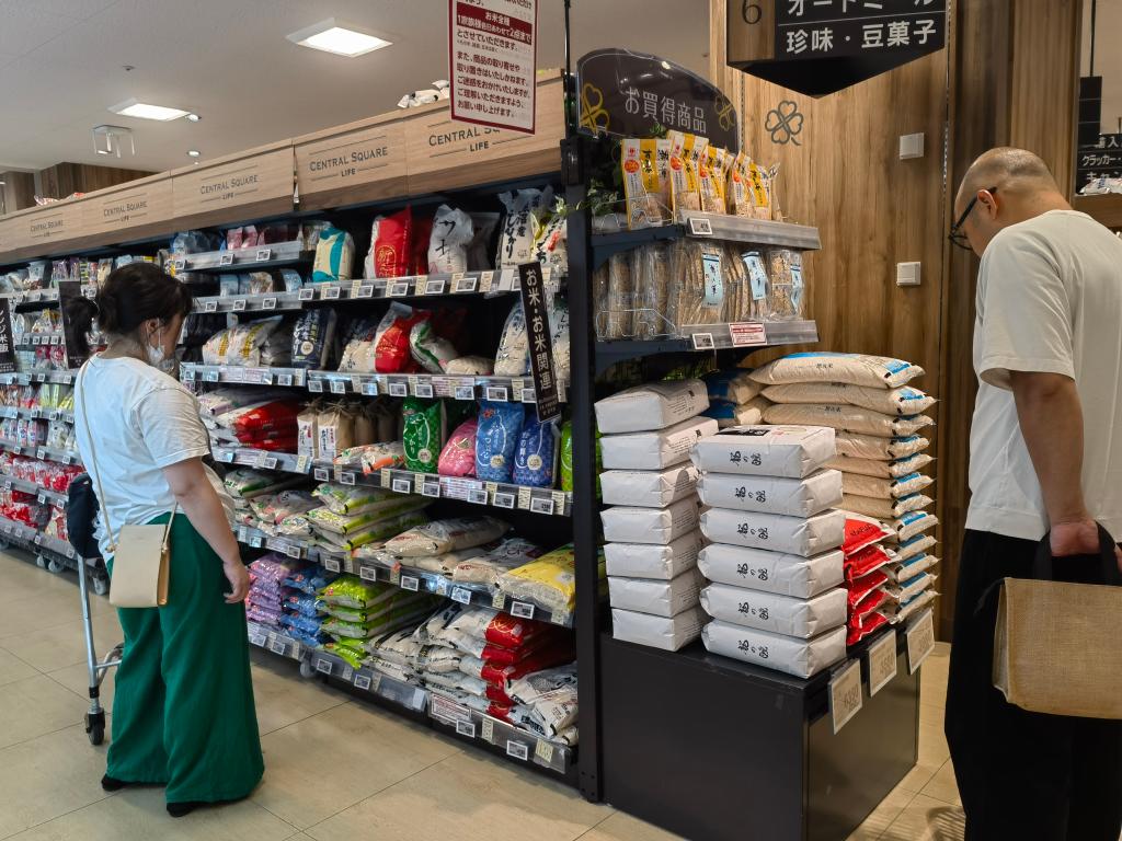  5月21日，顾客在日本东京的一家超市购买大米。新华社记者胡晓格摄