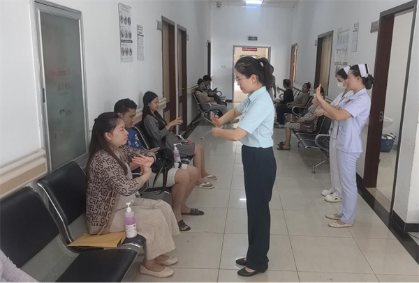 医疗队主管护师王春晓(站立者左一)指导就诊人员七步洗手法。中国军队第十二批援老医疗队供图