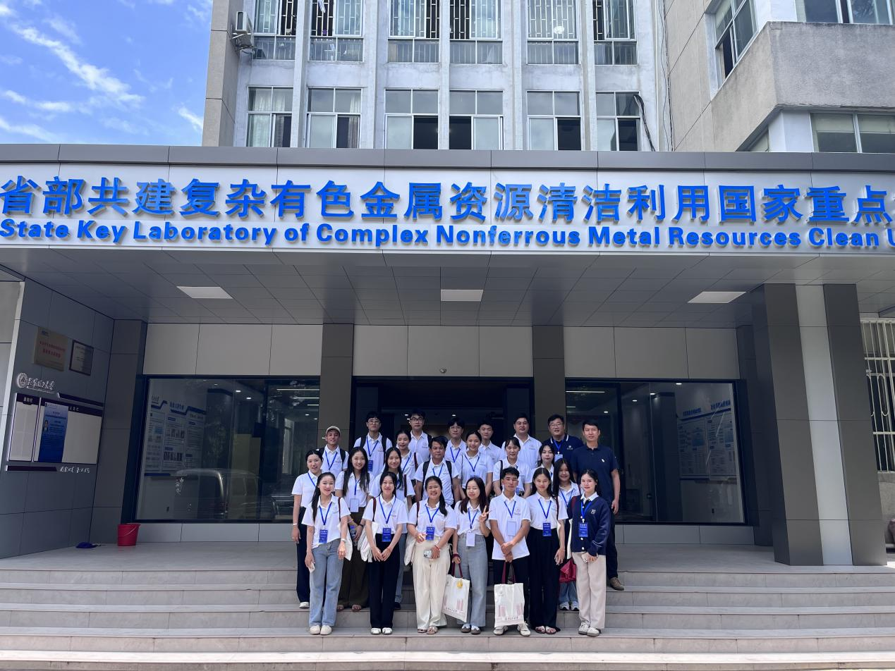 参加夏令营活动的师生合影留念。主办方供图