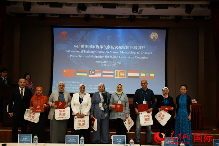 向学员颁发结业证书。人民网记者 汪思源摄
