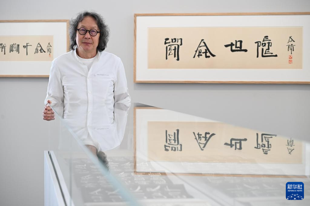 3月25日，“想东想西——英文方块字书法教室”展览在香港艺术馆举办传媒预展。新华社发