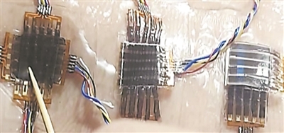 自愈且可拉伸的电子模块由3个主要组件构成：触觉传感器阵列（左）、有源矩阵（中）和发光电容器显示阵列（右）。图片来源：物理学家组织网