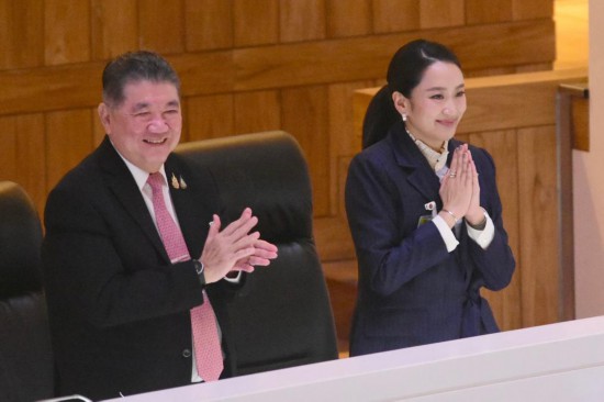 3月26日,在泰国曼谷,佩通坦(右)在不信任动议被否决后向人们致意。新华社发(拉亨摄)