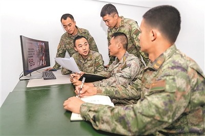 “教育团队”成员正在研究制作课件内容。曾冰阳摄
