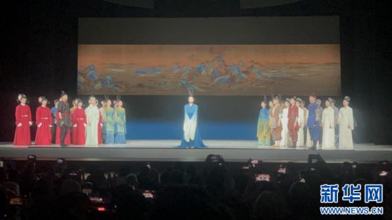 8月1日晚，经典舞蹈诗剧《只此青绿》的演艺人员在好莱坞杜比剧院表演结束后谢幕。曾慧摄