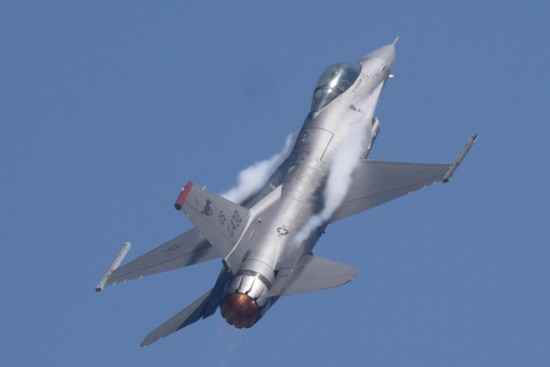 2023年2月14日,在印度班加罗尔耶拉汉卡空军基地,美国空军F-16战机参加印度航空展表演。新华社发