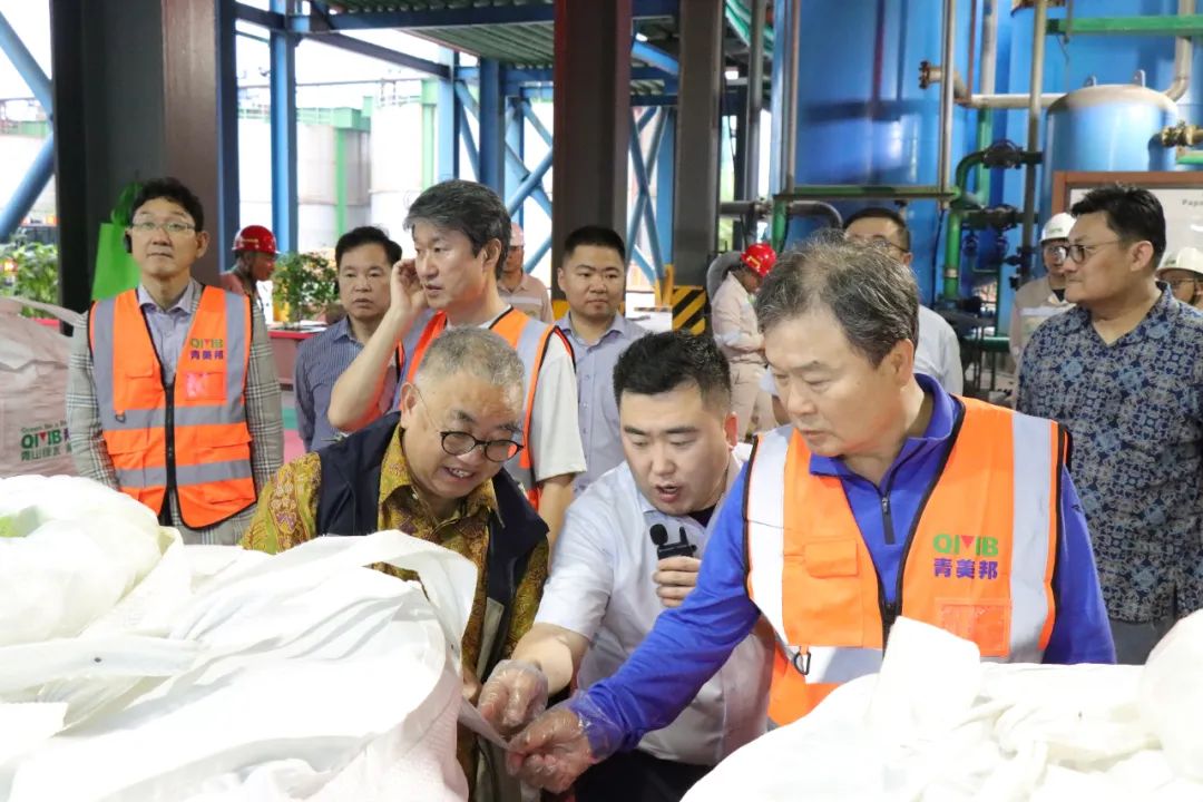 ▲ 许开华董事长（前排左一）陪同ECOPRO李东彩会长（前排右一）深入MHP后处理车间考察交流