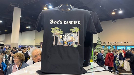 在内布拉斯加州奥马哈举行的伯克希尔・哈撒韦公司年度股东大会上，有人穿着喜诗糖果（See's Candies）的 T 恤。