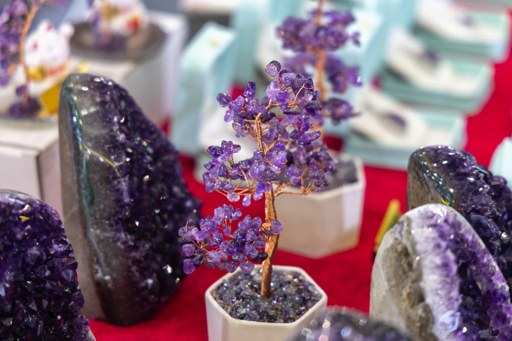 这是5月23日在西洽会现场拍摄的乌拉圭展台的水晶制品。新华社记者 黄伟 摄