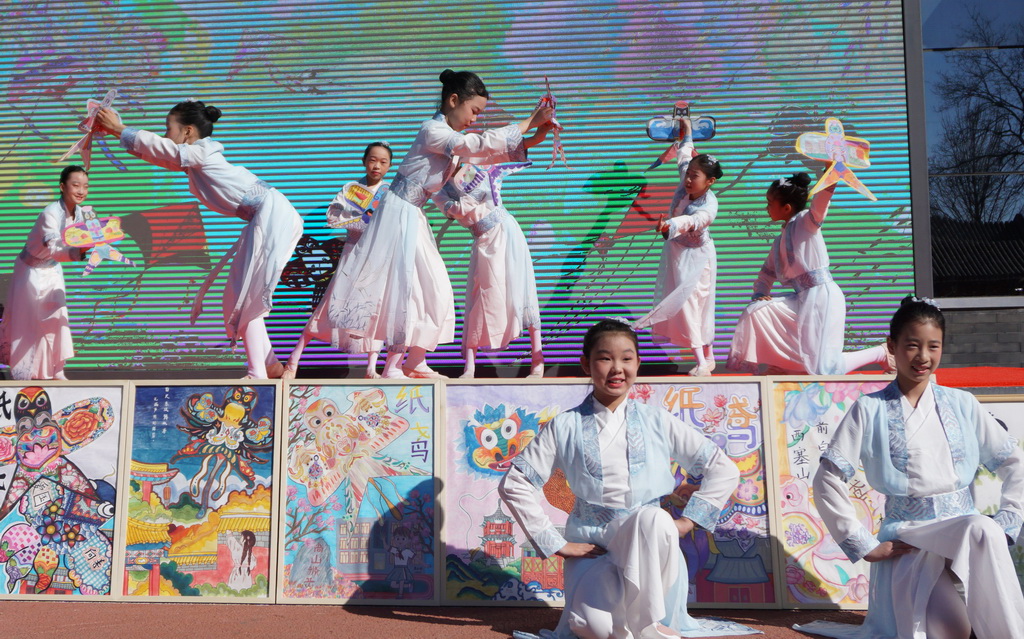 3月24日，府学胡同小学学生在书画摄影展开幕式上表演歌舞。