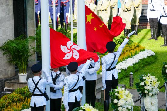 9月3日,在香港举行的中国人民抗日战争暨世界反法西斯战争胜利80周年纪念仪式上,升旗队将中华人民共和国国旗和香港特别行政区区旗升起。新华社记者 朱炜 摄