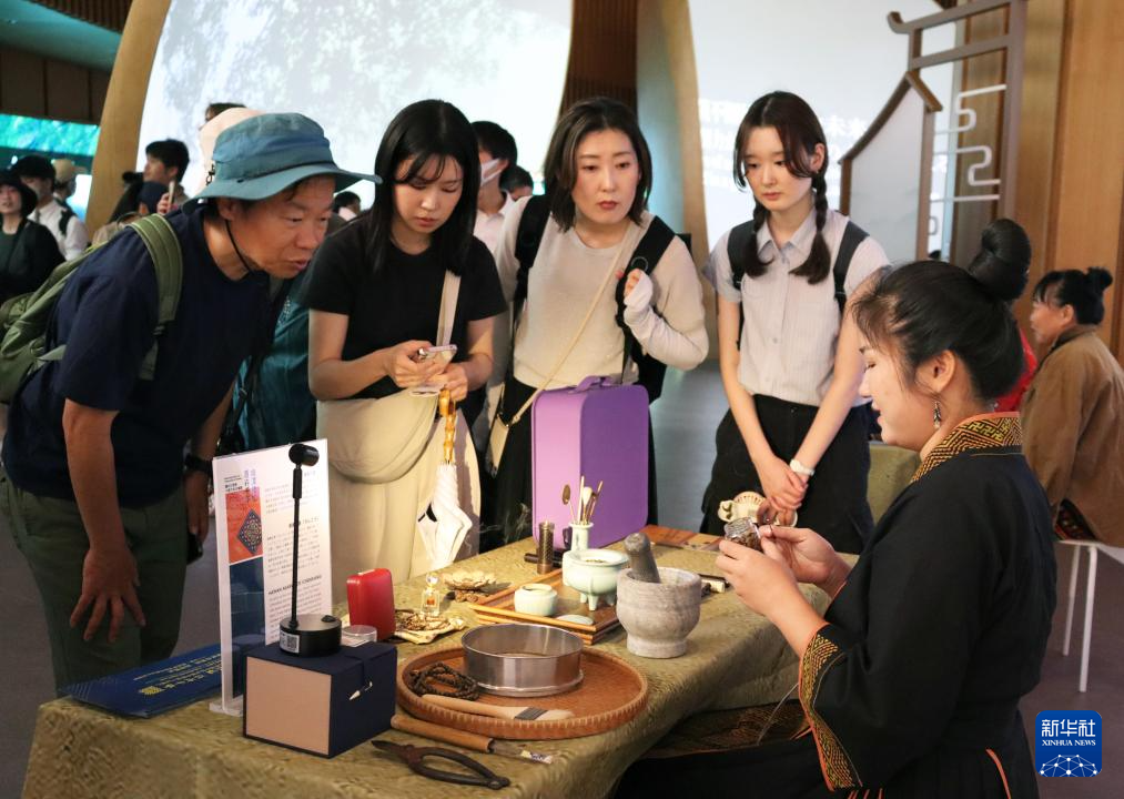 5月23日,游客在大阪世博会中国馆内参观了解海南沉香。新华社记者 杨光 摄