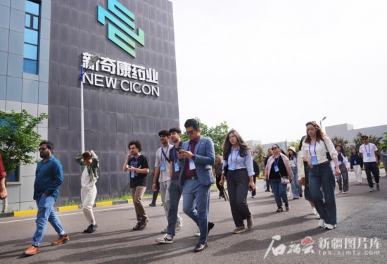 5月26日,2025上合组织国家青年文化交流营(南疆线)嘉宾们走进新奇康药业股份有限公司。