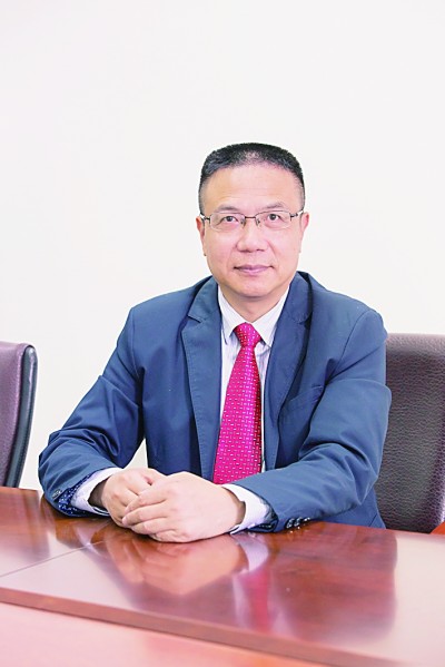 徐飞 教授、博士生导师。历任上海交通大学副校长、西南交通大学校长、上海财经大学常务副校长,现任福耀科技大学常务副校长。国务院政府特殊津贴专家。先后兼任中国铁道学会副理事长,中国管理学会组织与战略专业委员会副主任,教育部高等学校创新创业教育指导委员会副主任,中国高等教育学会创新创业教育分会理事长,中国高质量MBA教育认证(CAMEA)工作委员会副主任,中国职业技术教育学会副会长等。主要研究领域为战略管理、竞争战略与博弈论、创新创业、跨文化战略领导力等。出版著作20余部。