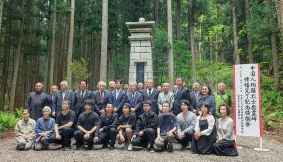图为出席活动的相关人员合影留念。(图片由主办方提供)