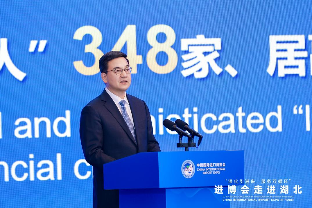 武汉市委副书记、市长盛阅春作武汉市产业发展情况推介。人民网记者 任峰涛摄