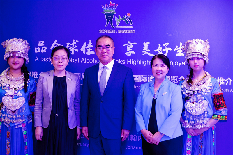 潘庆江总领事与王洪波秘书长合影。(南非贵州商会供图)