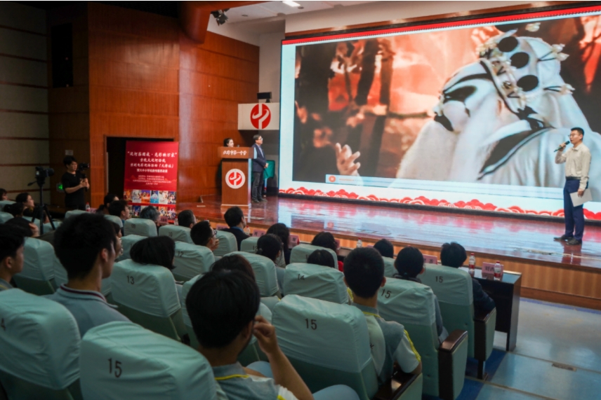 天津站现场,思政老师正在结合京剧电影进行讲解。主办方供图