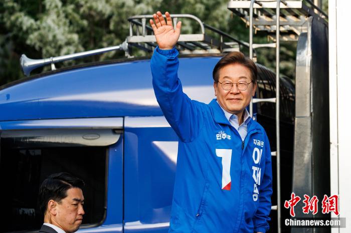 当地时间2025年5月21日,韩国仁川,李在明出席竞选活动。图/视觉中国 当地时间2025年5月21日,韩国仁川,李在明出席竞选活动。图/视觉中国