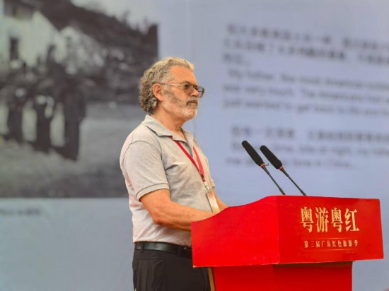 8月22日，戴维·克尔在位于东莞的广东东江纵队纪念馆致辞。新华社发