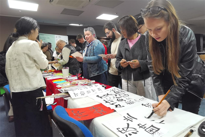 现场来宾体验中国传统文化。中国驻波兰大使馆供图。
