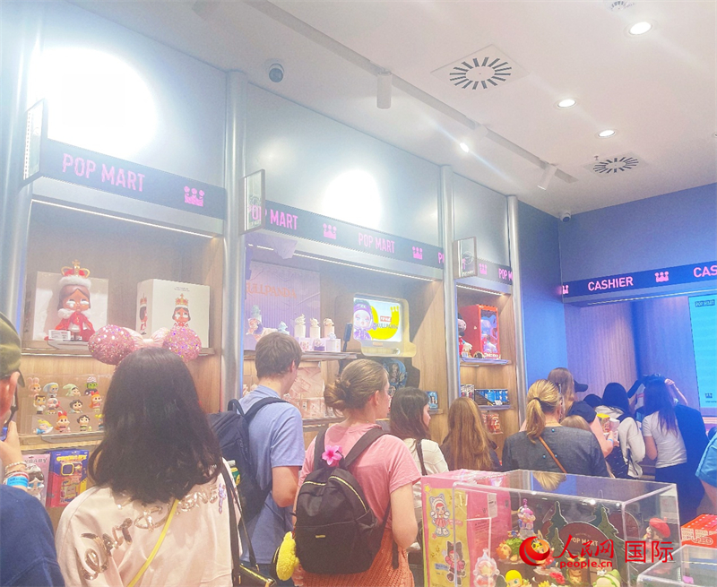 泡泡玛特德国首家门店开业当天,消费者排队结账。人民网记者 刘赫摄