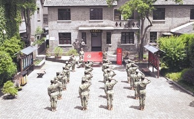 江苏省镇江军分区组织民兵在上海战役总前委旧址纪念馆开展重温入党誓词活动。杨建军摄