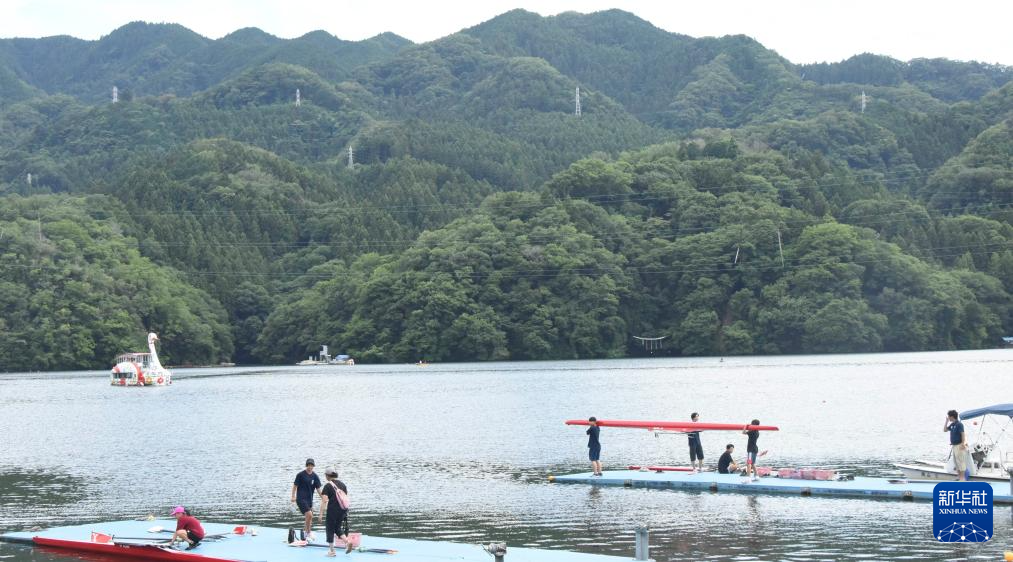 7月27日,在日本神奈川县,游客在相模湖畔游玩。新华社记者 胡晓格 摄