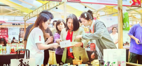  （现场洽谈。成都市博览局供图）