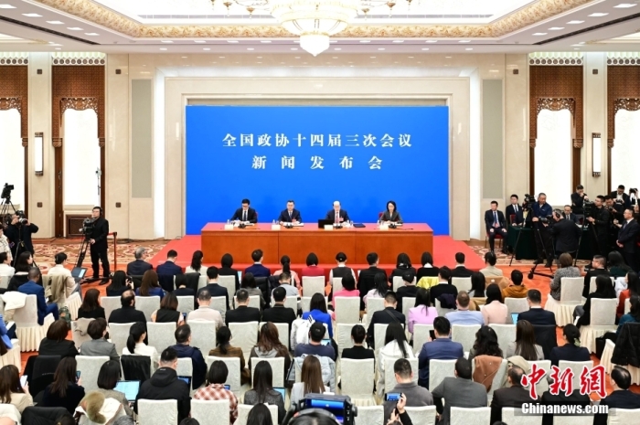 3月3日，天下政协十四届三次集会消息宣布会在北京国民年夜礼堂举办。年夜会消息谈话人刘结一贯中外媒体先容本次年夜会有关情形并答复记者发问。中新社记者 田雨昊 摄