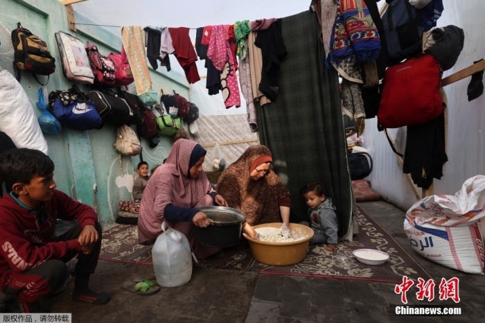 图为当地时间2023年12月27日,流离失所的巴勒斯坦人在加沙地带南部拉法的一个帐篷内居住。 图为当地时间2023年12月27日,流离失所的巴勒斯坦人在加沙地带南部拉法的一个帐篷内居住。