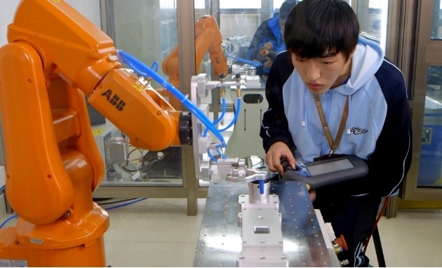 学生运用机器人典型应用虚拟实训系统，对标国家标准进行综合调试。学校供图v