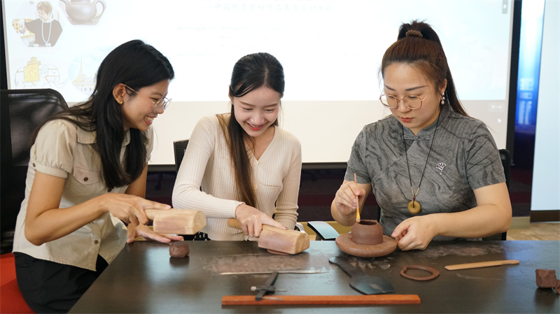 图片：泰国民众参与互动体验活动。曼谷中国文化中心供图