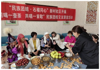 图为阿克塞县综治中心培育的调解品牌“真心好大姐”调解室在新村社区开展“同喝一壶茶 共唱一首歌”联谊活动。 热阿孜迪克 摄
