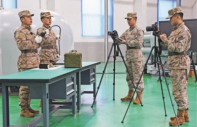 某保障队官兵正在录制微课。于冬智摄
