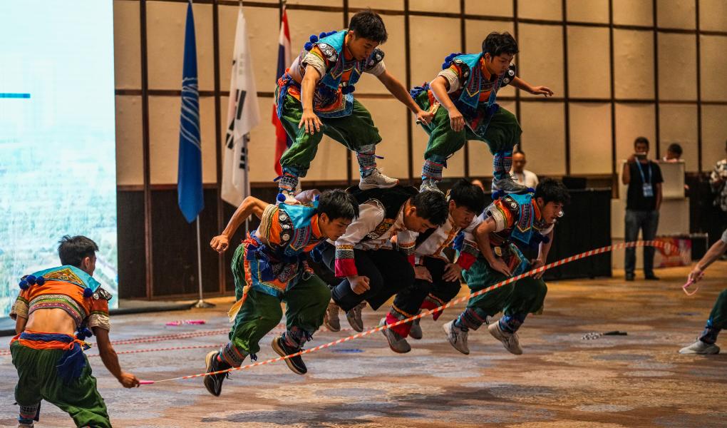 7月24日，演员在2025中国-东盟教育交流周青少年跳绳邀请赛开幕式上表演花样跳绳。新华社记者 陶亮 摄