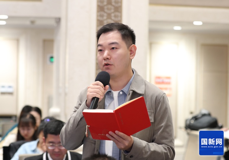 国新办发布会现场,人民网记者提问。刘健 摄