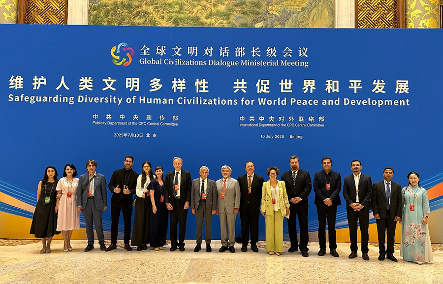 与会汉学家们在全球文明对话部长级会议现场合影。北京语言大学世界汉学中心供图