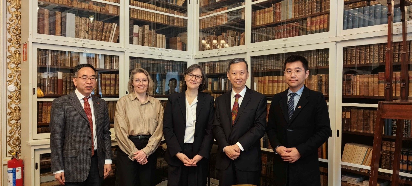 中国驻瑞典大使崔爱民(右二)会见瑞典皇家工程院院长塞尔格(中)。中国驻瑞典大使馆供图