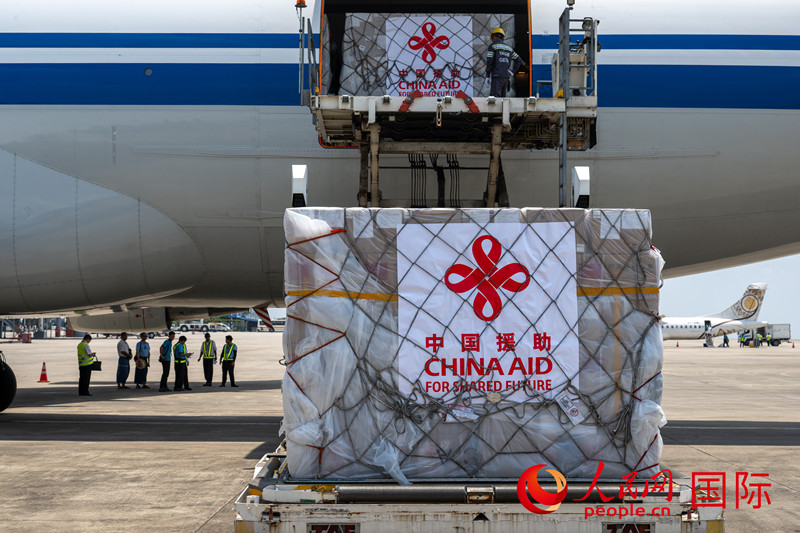 当地时间4月20日，中国政府援缅第七批紧急人道主义地震救灾物资运抵仰光机场。人民网记者谢佳君摄
