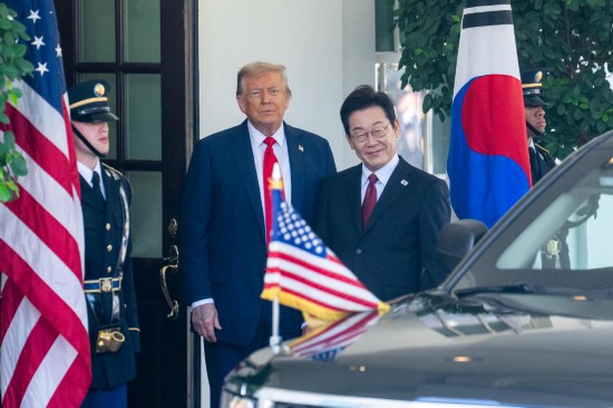  8月25日，美国总统特朗普（左二）在华盛顿白宫欢迎韩国总统李在明（右二）。新华社记者 胡友松 摄
