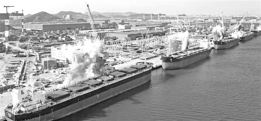 5月7日,恒力集团旗下恒力重工举行三艘8.2万载重吨新造散货船命名仪式。 受访公司/供图