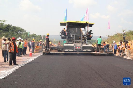 5月31日,在刚果(金)首都金沙萨环线公路项目上,施工人员为道路铺设沥青。 新华社发(中刚基础设施建设股份有限公司供图)